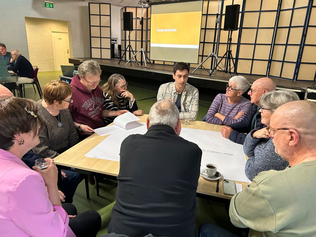 Inwoners bij de bijeenkomst warmtetransitie Meers-Maasband