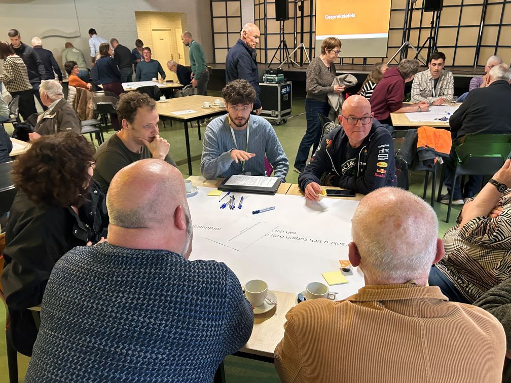 Inwoners bij de bijeenkomst warmtetransitie Meers-Maasband