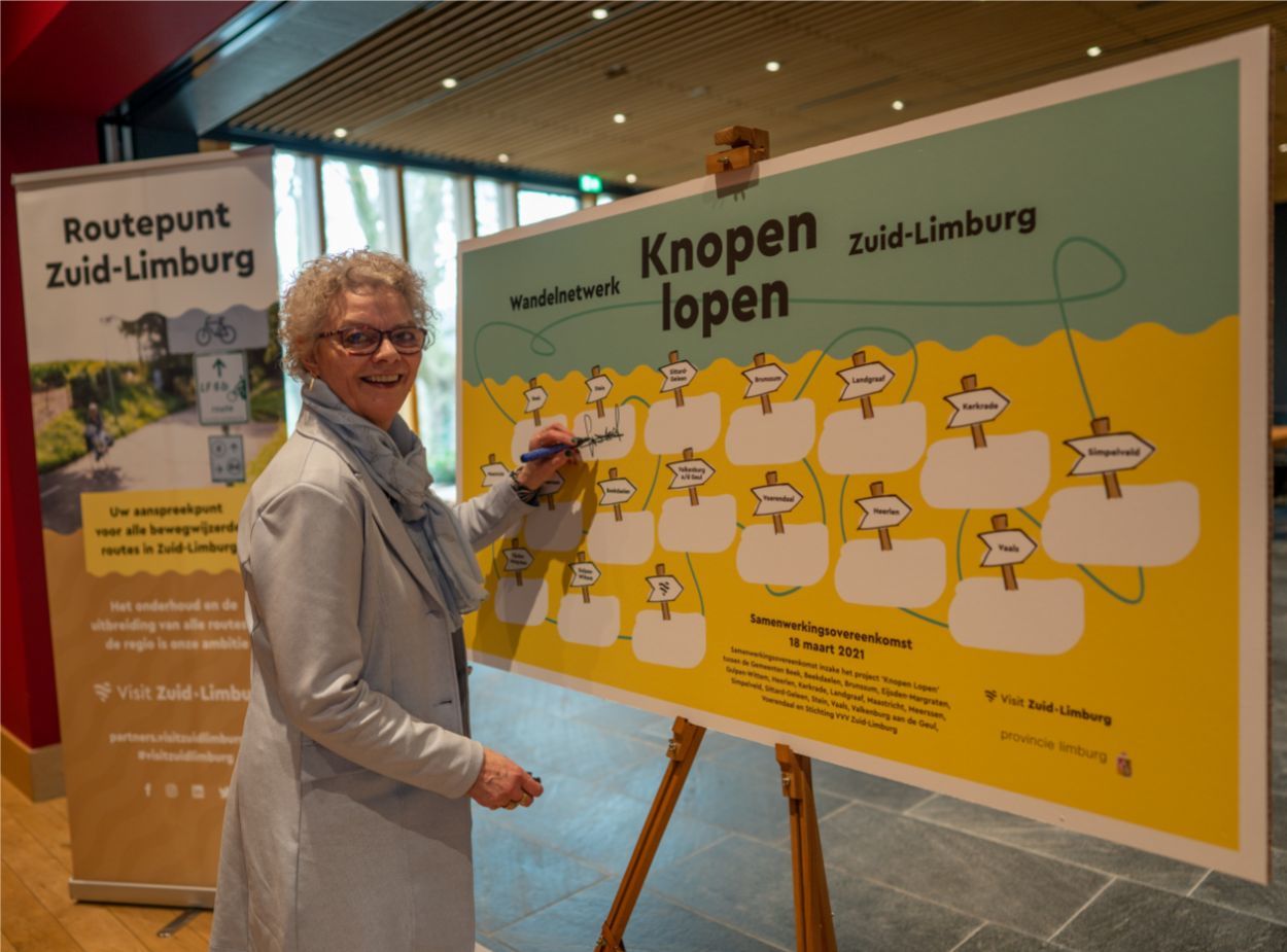 Foto wethouder van Mulken van Lingen bij bord Knopen Lopen_2