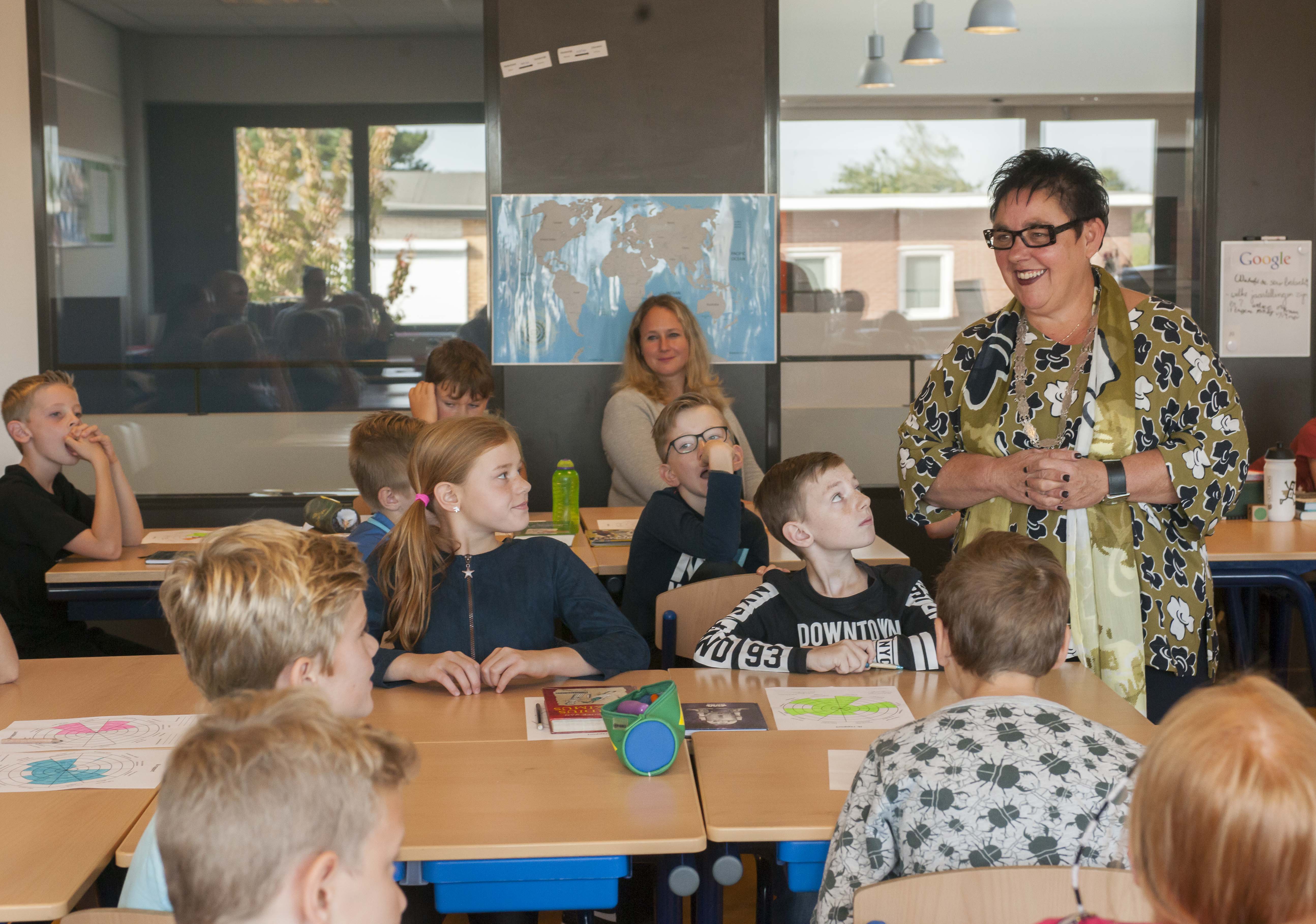 foto van de burgermeester op bezoek in een klas van het lager onderwijs