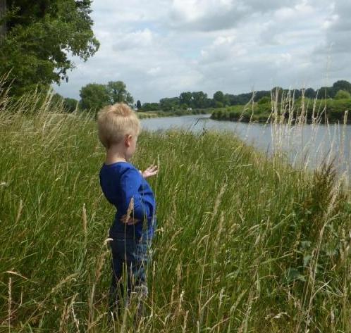 Foto van kind bij kanaal