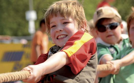 Foto van twee kinderen die touwtrekken